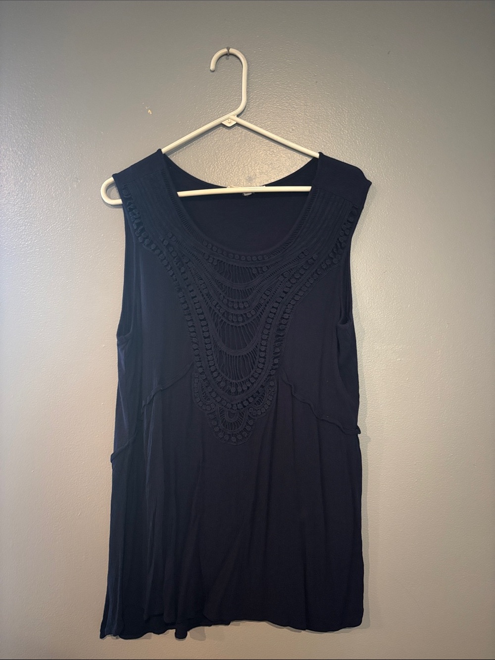 Womenās Sleeveless Crochet-Detail Tank Top - Navy Blue